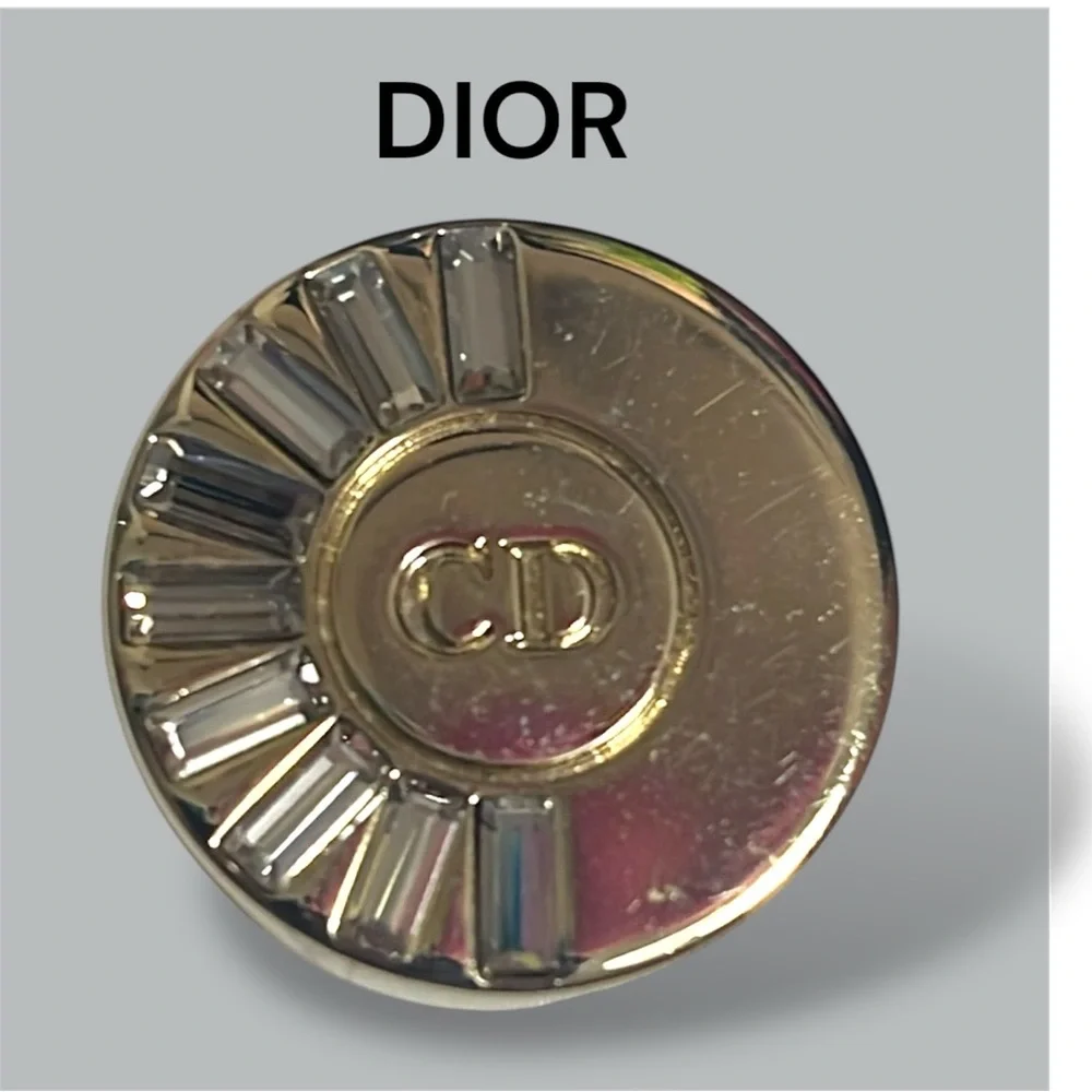 DIOR ICONIC CD LETTERS RHINESTONES 
BROOCH  BAG PIN
GOLD TONE METAL - Picture 4 of 6